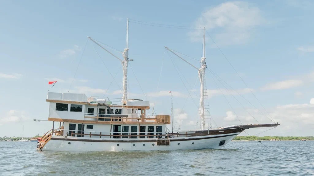 Phinisi Vs Motor Yacht For Liveaboards