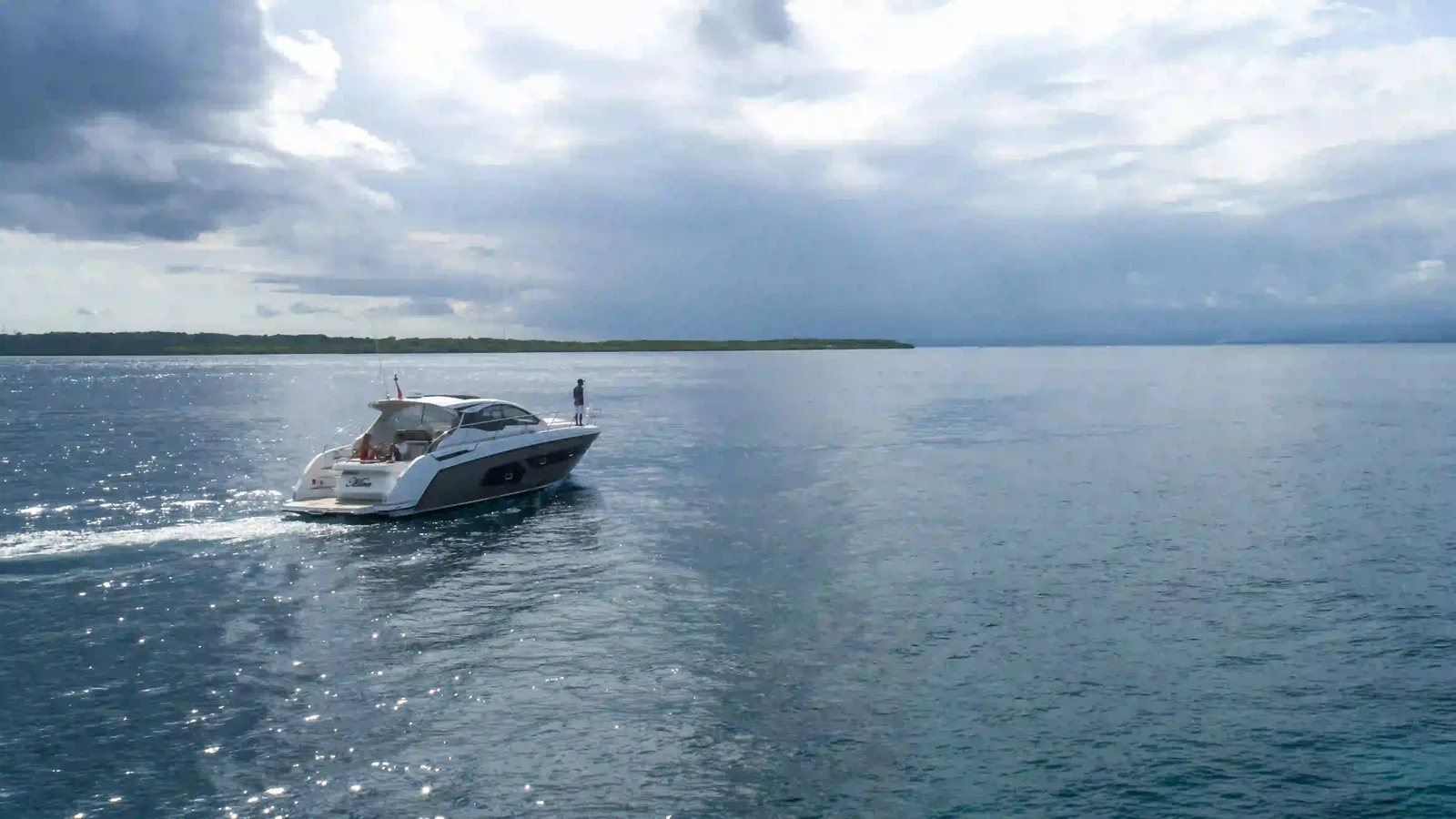 Exterior MY Mira Yacht Charter